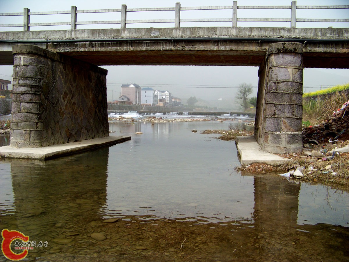 靠近水坝