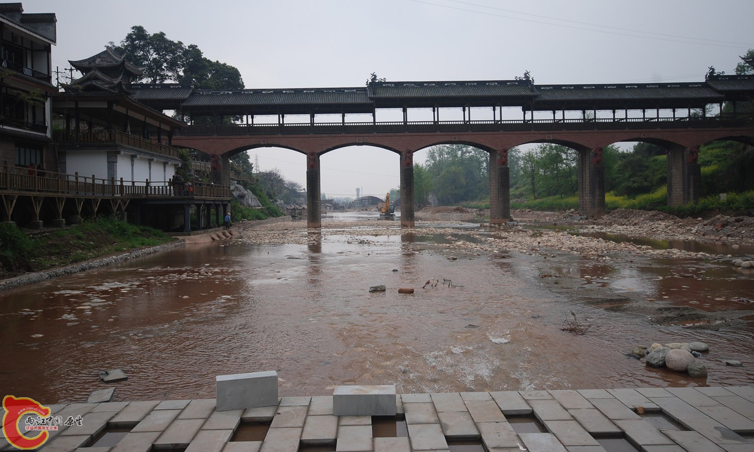 下游，机械怪兽在河道里轰鸣